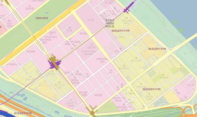 [지도=여의도 용도지역. 분홍색 부분은 상업지역이며, 노란색 부분은 재건축 아파트가 밀집해 있는 일반주거지역이다. 서울시가 보류한 여의도 마스터플랜은 일반주거지역을 상업지역으로 종상향하는 내용을 담을 예정이었다.]