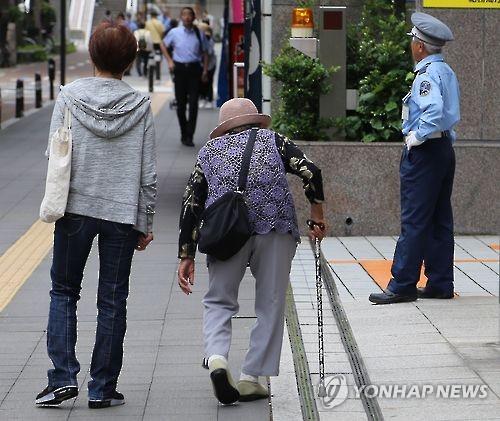 고령사회 일본 일본 가나가와현 가와사키시에서 여성 노인이 지팡이에 의지해 걷고 있다. [연합뉴스 자료사진]