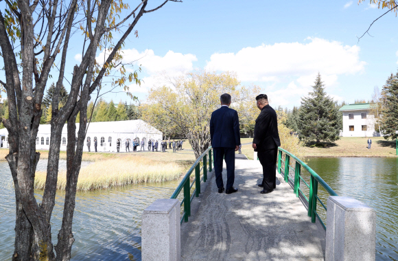 문재인 대통령과 김정은 북한 국무위원장이 20일 백두산 삼지연초대소 다리 위를 산책하고 있다.백두산사진공동취재단