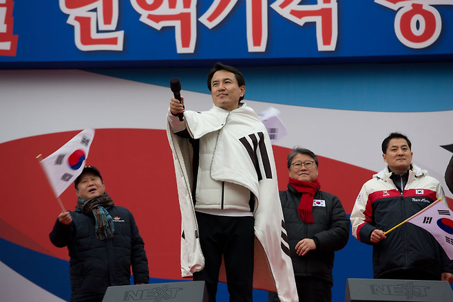 김진태 의원이 2017년 3월1일 광화문사거리에 마련된 제15차 3.1절 탄핵기각 총궐기 국민대회에 참석해 연설을 하고 있다. © 시사저널 이종현