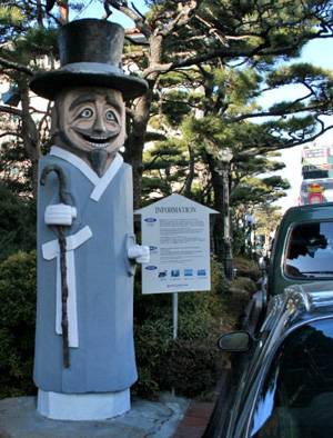 부산 동래온천장의 고바우 할아버지 석상. 한복에 실크햇 차림이 어색하게 느껴진다. / 김시덕 제공