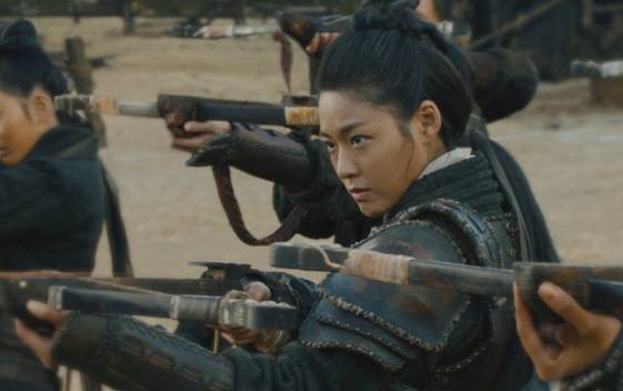 영화 '안시성'에서 쇠뇌 부대를 이끄는 여군의 모습.