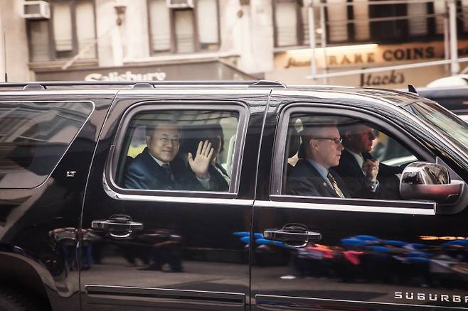 23일(현지시간) 미국 뉴욕에 도착한 문재인 대통령이 지지자들에게 인사를 건네고 있다. 정은주 작가 제공