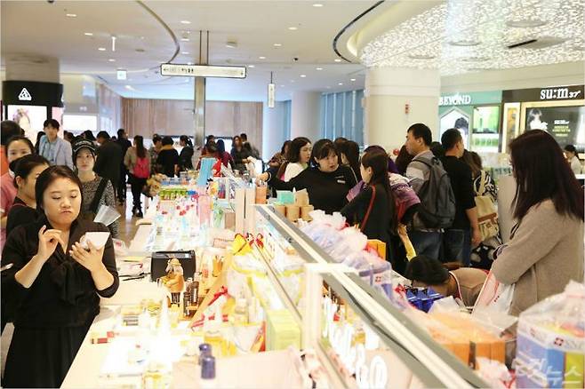 중국인 관광객들이 롯데면세점 월드타워점에서 쇼핑에 열중하고 있다. (사진=롯데면세점 제공)