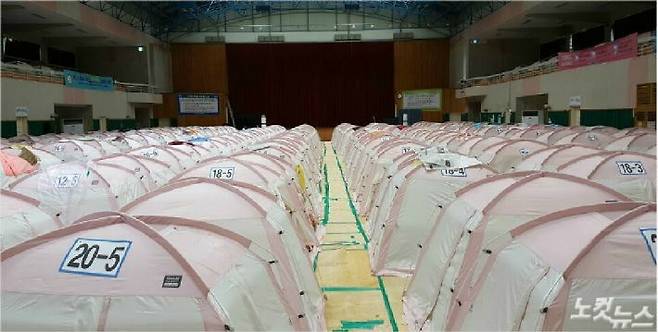 포항시 북구에 있는 흥해실내체육관 내부 모습. 이재민들이 거주하는 텐트가 줄지어 서 있다. (사진=문석준 기자)