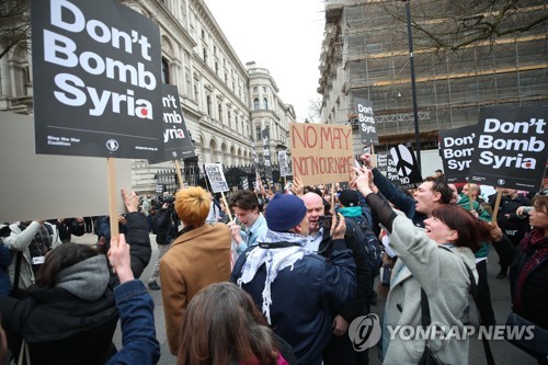 "시리아 폭격 중단하라"…올해 4월 런던서 시위 [AP=연합뉴스 자료사진]