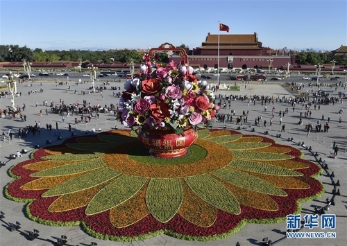 중국 톈안먼 광장에 설치된 대형 꽃바구니 [신화망 캡처]