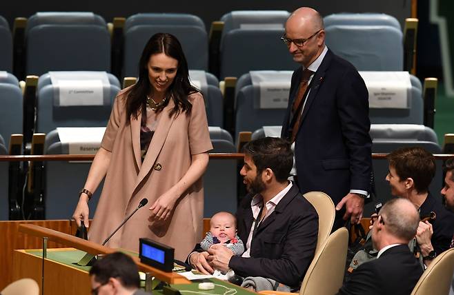 UN에서 첫 연설을 마친 아던 뉴질랜드 총리가 자리로 돌아오고 있다.[로이터=연합뉴스]