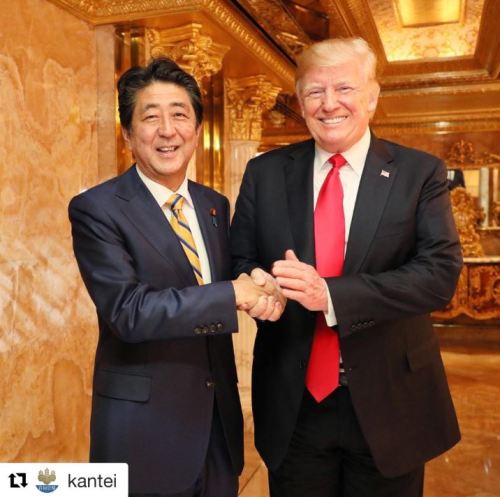 유엔총회 참석차 미국 뉴욕을 방문한 아베 신조 일본 총리가 23일(현지시간) 뉴욕 트럼프 타워에서 도널드 트럼프 미국 대통령과 만찬을 겸한 회동을 하고 있다. 일본 총리관저 제공