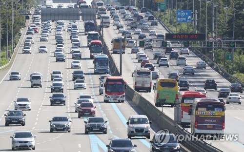 차량 증가하는 고속도로 상ㆍ하행선 [연합뉴스 자료 사진]