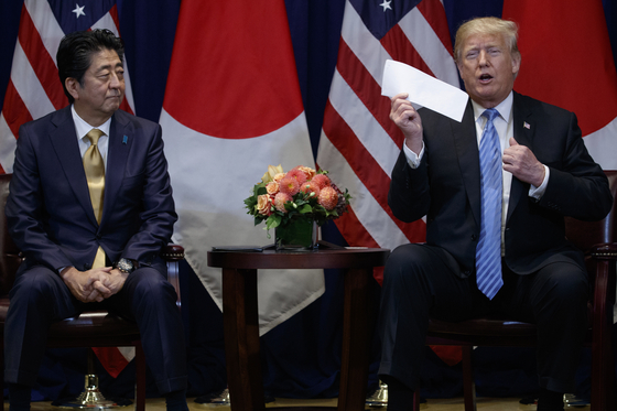 도널드 트럼프 미국 대통령은 26일(현지시간) 아베신조 일본 총리와의 회담 자리에서 김정은 북한 국무위원장으로부터 추가 친서를 받았다고 밝혔다. 그는 양복 안 주머니에서 편지를 꺼내들어 보이기도 했다. [AP=연합뉴스]