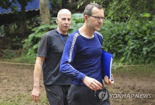 태국 동굴 실종자를 찾아낸 릭 스탠턴(왼쪽)과 존 볼랜던[AP=연합뉴스 자료사진]