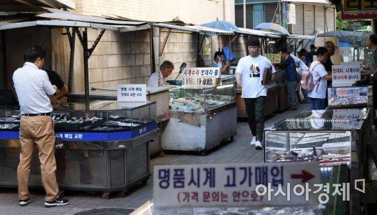 골목길은 대체로 한가하지만 그럼에도 시계 골목을 찾는 이는 꾸준하다.