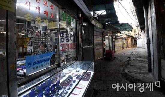 골목 내부의 점포들은 재개발 등의 이유로 대다수 문을 닫았다.