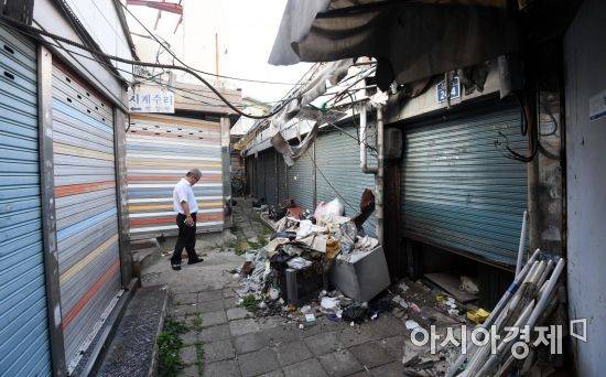 골목 내부의 점포들은 재개발 등의 이유로 대다수 문을 닫은 채 방치돼 있다.
