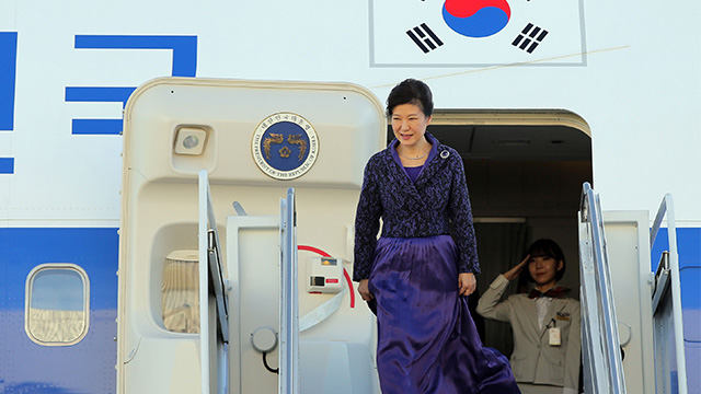 캐나다 국빈방문을 마친 박근혜 대통령이 22일 오후(현지시간) 미국 뉴욕 존 F. 케네디 국제공항에 도착해 전용기에서 내리고 있다. (2014.9.23)