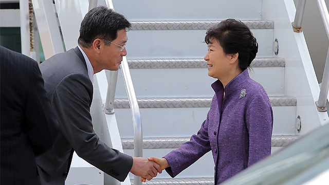 박근혜 대통령이 25일 오후(현지시간) 미국 뉴욕 존 F.케네디 국제공항에 도착해 전용기에서 내리며 환영나온 김기환 주뉴욕 총영사와 악수하고 있다. (2015.9.26)