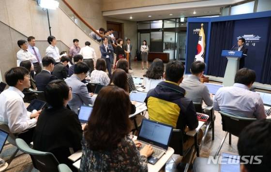 【서울=뉴시스】전신 기자 = 이정도 대통령비서실 총무비서관이 28일 청와대 춘추관에서 '참모진들이 내부 회의 참석 수당을 부당하게 지급받았다'는 자유한국당 심재철 의원의 폭로와 관련해 입장을 밝히고 있다. 2018.09.28. photo1006@newsis.com <저작권자ⓒ 공감언론 뉴시스통신사. 무단전재-재배포 금지.>