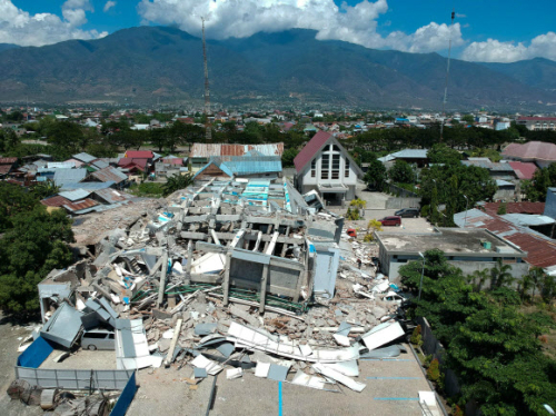 지진으로 무너진 팔루의 한 호텔 잔햇더미 아래 수십 명이 갇혀 있는 것으로 파악됐다.            팔루 AFP=연합뉴스