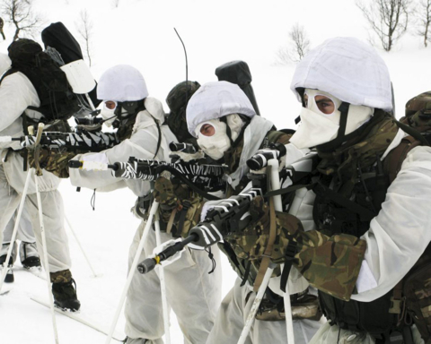 영국 왕립 소속 해병대가 2016년 3월 17일 북극에서 동절기 훈련을 받고 있는 모습. /영국왕립해군