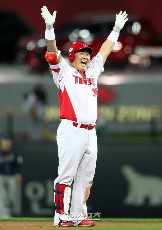 최형우가 9월 20일 광주 NC전 9회 말 끝내기 안타를 때려낸 뒤 두 팔을 벌려 기뻐하고 있다. 사진-KIA 타이거즈 제공