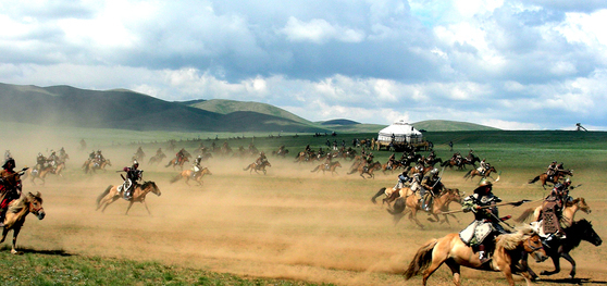 13세기 칭기즈칸 군대의 기마 전술을 재현한 몽골군인들이 20일 세렝게의 초원을 질주하고 있다. [세렝게=강병철 기자]