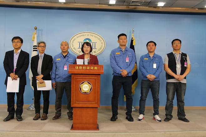 추혜선 정의당 의원(중앙)이 지난달 25일 국회에서 포스코 민주노조와 금속노조 관계자들과 함께 포스코의 노조공작 혐의를 폭로하고 있다. 정의당 제공