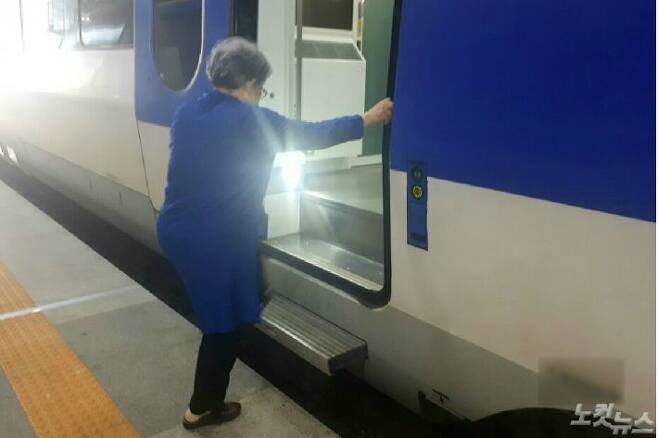 몸이 불편한 한 노인이 KTX 열차 문을 잡고 안으로 들어가고 있다. (사진=유선희 기자)