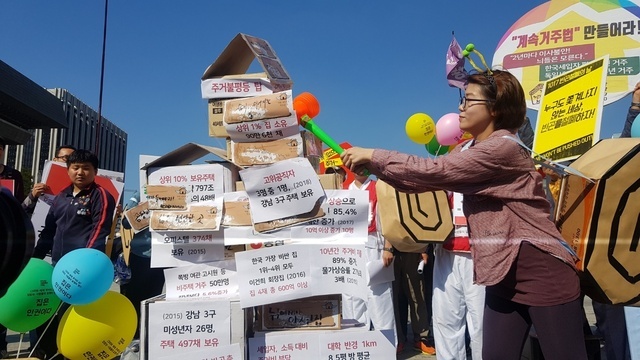 3일 오후 서울 광화문 광장에서 세계 주거의 날을 맞아 열린 ‘집없는 사람들의 달팽이 행진’에서 활동가들이 주거불평등 탑을 부수는 퍼포먼스를 진행하고 있다.