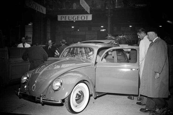 1952년 10월 2일 열린 '39회파리 국제모터쇼'를 찾은 관람객들이 폭스바겐 차량을 구경하고 있다.2년마다 열리는 파리모터쇼는 제네바모터쇼,디트로이트모터쇼 등과 함께 세계 5대 모터쇼로 꼽힌다. [AFP=연합뉴스]