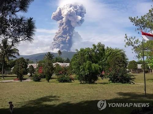 화산재를 내뿜는 인도네시아 소푸타 산. [AFP=연합뉴스]