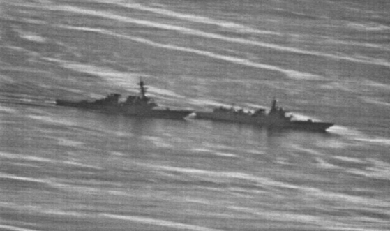 미 해군이 공개한 미 군함 디케이터함(왼쪽)과 중국 군함 란저우함(오른쪽)이 지난 30일 남중국해에서 초근접 대치하고 있다. [사진=gCaptain]