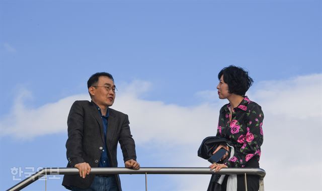 요즘 가장 뜨거운 칼럼니스트, 김영민(왼쪽) 서울대 정치외교학부 교수를 김민정 시인이 만났다. 류효진 기자