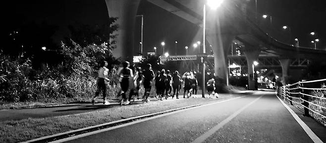 지난 1일 저녁 서울숲 인근 한강공원에서 본지 기자가 ‘러닝 크루’ 체험을 하고 있다. 20~30대가 중심인 ‘러닝 크루’는 SNS를 통해 매주 모여 한강변을 달리고 사진을 찍어 올린다. / CREW GHOST 제공