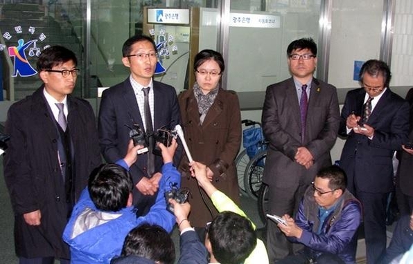 아버지를 살해한 혐의로 무기징역이 선고됐던 김신혜씨 사건에 대해 법원이 재심개시 결정을 내린 2015년 11월 18일 오후 변호인들이 광주지법 해남지원 현관에서 기자회견을 갖고 있다. /뉴시스