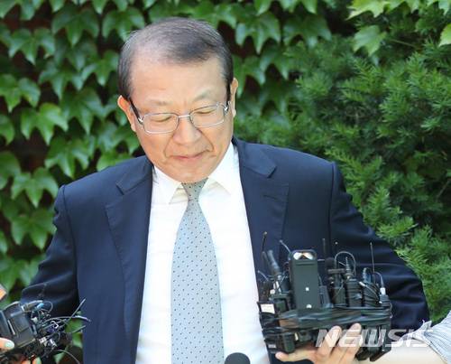 【서울=뉴시스】김진아 기자 = 양승태 전 대법원장이 지난6월1일 오후 경기도 성남시 자택 인근에서 '재판거래 의혹' 관련 입장을 발표하고 있다. 2018.06.01. bluesoda@newsis.com