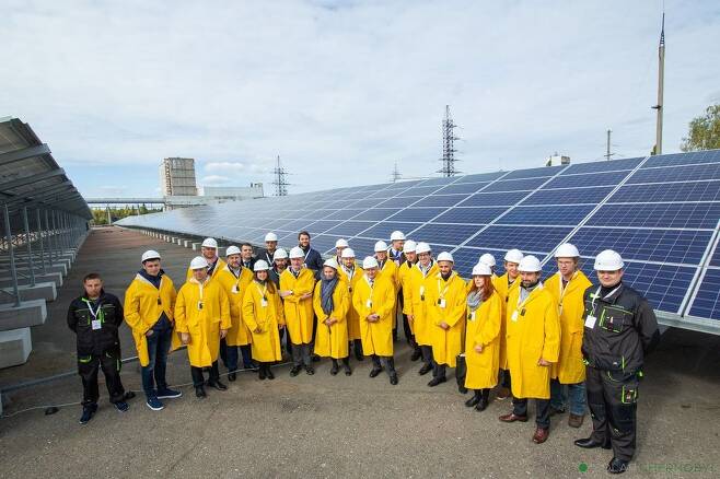 태양광발전소에 앞에서 기념촬영을 하고 있는 발전소 직원들. 솔라체르노빌 제공