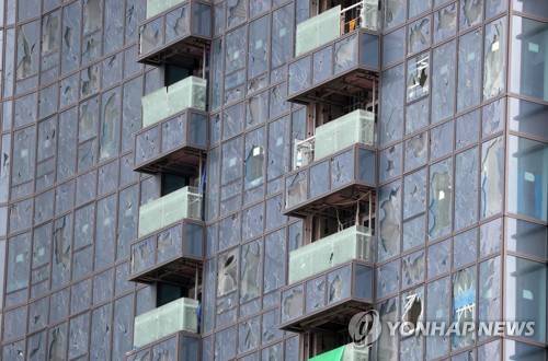 태풍 때 해운대 엘시티 유리창 와장창 (부산=연합뉴스) 조정호 기자 = 9일 부산 해운대 엘시티 B동 건물 외부 유리창이 깨져 있다. 지난 6일 제25호 태풍 '콩레이'가 남부지역을 통과할 때 초고층 건물인 엘시티에서 유리창 수백 장이 깨진 것으로 나타났다. 2018.10.9 ccho@yna.co.kr (끝)