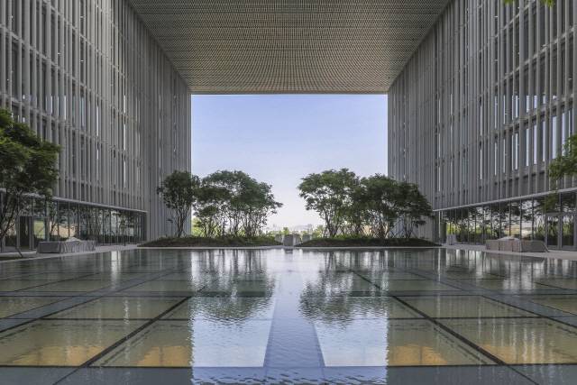 총 3곳(5·11·17층)에 옥상정원을 배치해 도시의 경관을 끌어들였다. 5층 정원의 수변공간은 건물 저층부 아트리움의 천장이기도 하다.