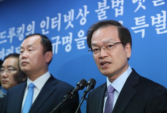 허익범 특별검사팀은 드루킹 김동원씨 측 주장에 대해 "회유한 적도 없고, 김씨가 5000만원을 전달했다는 자금 흐름 내역이 있다"고 반박했다. [연합뉴스]