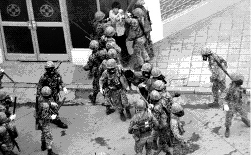 이 만행, 누구의 명령이었나 1980년 5월 공수부대원들이 광주시민을 폭행하며 연행하고 있다. 경향신문 자료사진