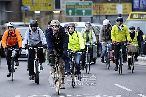 자전거로 출근하는 런던 시민들[연합뉴스 자료사진]