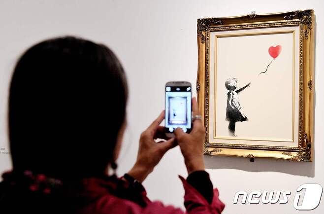 뱅크시의 작품 '풍선과 소녀' © AFP=뉴스1