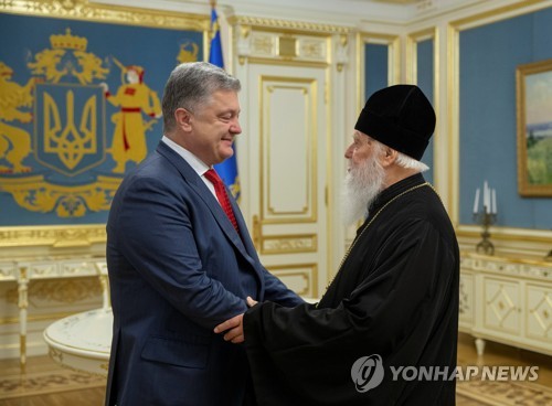 우크라이나정교회 독립 환영하는 페트로 포로셴코 우크라이나 대통령(왼쪽) [로이터=연합뉴스]