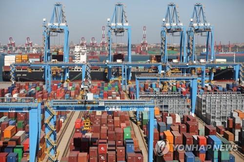 중국 칭다오항의 수출입 컨테이너들 [로이터=연합뉴스]