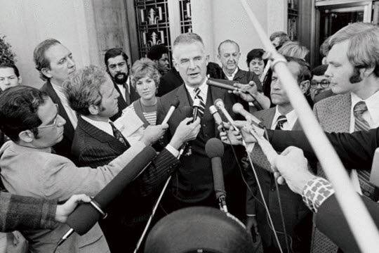 리처드 닉슨 미국 대통령에 의해 해임되기 하루 전인 1973년 10월19일, 워터게이트 사건을 수사하던 아치볼드 콕스(가운데) 특별검사가 워싱턴DC 연방법원 앞에서 취재진에 둘러싸여 발언하고 있다. AP 연합뉴스 자료사진