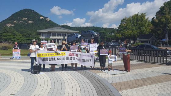 18일 서울 청와대 앞 분수대 앞에서 비영리단체 `정치하는엄마들'이 정부-한유총 졸속합의 규탄 기자회견을 열고 있다. 정치하는엄마들 제공.