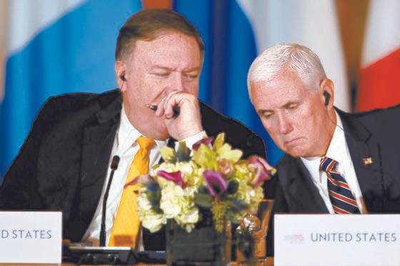 마이크 폼페이오 미 국무장관(왼쪽)과 마이크 펜스 부통령이 지난 12일 국무부에서 열린 ‘중앙아메리카 번영과 안보 회의’에서 대화하고 있다. [신화=연합뉴스]