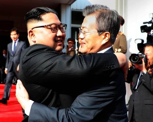 문재인 대통령과 지난5월 정상회담 후 포옹하는 김정은 북한 국무위원장. 청와대 제공