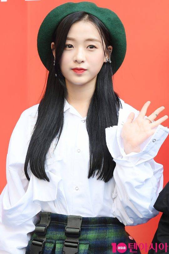 에이프릴 진솔이 16일 오후 서울 중구 동대문디자인플라자(DDP)에서 열린 ‘2019 S/S 헤라서울패션위크’ 알쉬미스트 컬렉션에 참석했다.